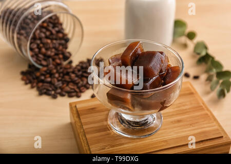 Bol dessert café avec des cubes de glace sur la table Banque D'Images