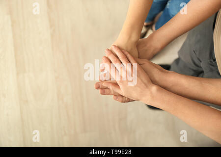 Les jeunes mettant les mains ensemble, vue d'en haut. Concept de l'unité Banque D'Images