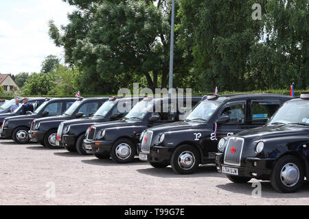 Caen, France - London Taxi stationné jusqu'à la charité Mémorial de Caen avec visite d'anciens combattants de guerre, 2017 73e anniversaire Banque D'Images