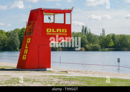 Langenhagen, Allemagne - 15 mai 2019 : Lifeguard station ou par tour DLRG, qui se traduit par l'Association de sauvetage allemand, au lac de baignade Silbersee. Banque D'Images