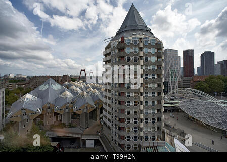 Station Blaak, crayon télévision et cube de maisons dans la ville de Rotterdam Banque D'Images