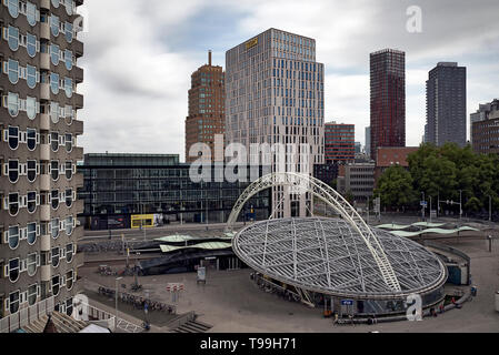 Station Blaak, crayon télévision et cube de maisons dans la ville de Rotterdam Banque D'Images