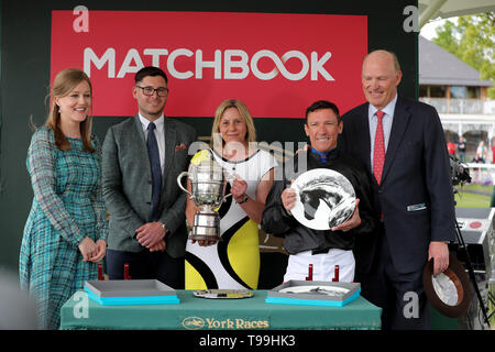 John Gosden, formateur de Stradivarius(droite) et Frankie Detorri sont présentés après avoir remporté le Basti Equiworld Dubai Al Dante Stakes au cours de la troisième journée du Festival de Dante à l'hippodrome de York. Banque D'Images