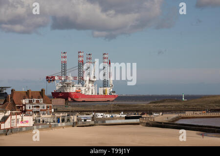 Amarré à Great Yarmouth, l'Seajacks Scylla, un automoteur jack-up navire utilisé pour l'installation de l'éolienne. Banque D'Images