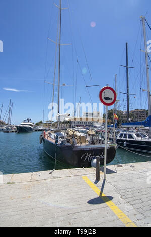 PORTO CRISTO, Majorque, Espagne - 16 MAI 2019 : secteur de Port avec bateaux amarrés sur une journée ensoleillée le 16 mai 2019 à Porto Cristo, Majorque, Espagne. Banque D'Images