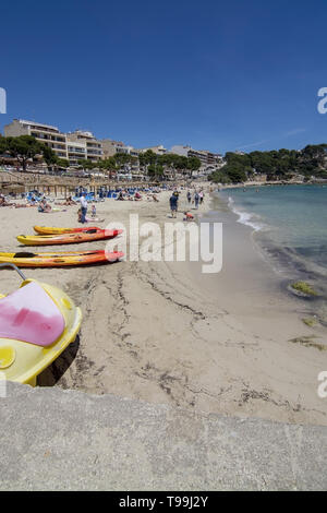 PORTO CRISTO, Majorque, Espagne - 16 MAI 2019 : plage de sable avec des gens sur une journée ensoleillée le 16 mai 2019 à Porto Cristo, Majorque, Espagne. Banque D'Images