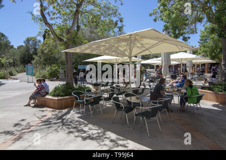 CUEVAS DELS DRACH, Majorque, Espagne - 16 MAI 2019 : Cafe avec des gens à l'extérieur des grottes sur une journée ensoleillée le 16 mai 2019 dans Cuevas dels Drach, Mallorca, S Banque D'Images
