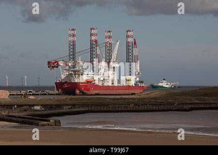 Amarré à Great Yarmouth, l'Seajacks Scylla, un automoteur jack-up navire utilisé pour l'installation de l'éolienne. Banque D'Images