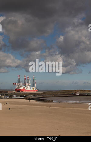 Amarré à Great Yarmouth, l'Seajacks Scylla, un automoteur jack-up navire utilisé pour l'installation de l'éolienne. Banque D'Images