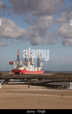 Amarré à Great Yarmouth, l'Seajacks Scylla, un automoteur jack-up navire utilisé pour l'installation de l'éolienne. Banque D'Images