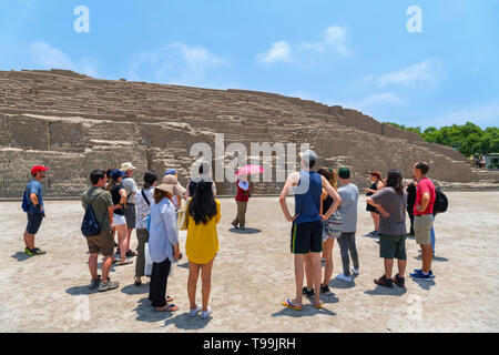 Huaca Pucllana, Lima. Les visiteurs dans une visite guidée des ruines de Huaca Pucllana, une pyramide d'adobe datant d'environ 400 AD, Miraflores, Lima, Pérou Banque D'Images
