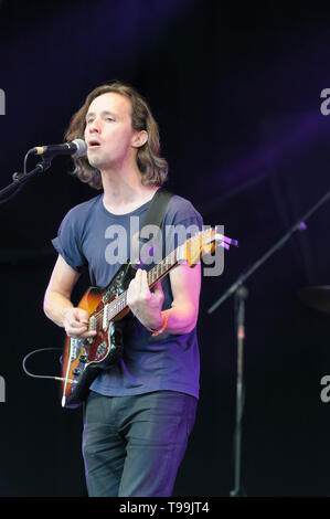 Simon Balthazar de Fanfarlo effectuant au Festival ARBORESCENCE Larmer, UK. 20 juillet 2014 Banque D'Images