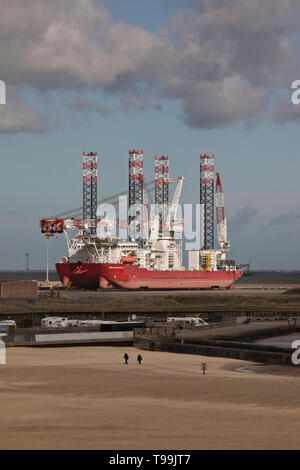 Amarré à Great Yarmouth, l'Seajacks Scylla, un automoteur jack-up navire utilisé pour l'installation de l'éolienne. Banque D'Images