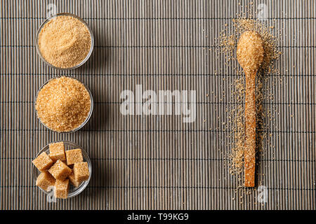 Différents types de sucre de canne brun sur la table Banque D'Images