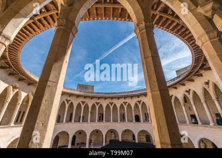 Cour intérieure circulaire du château de Bellver (Castell de Bellver) forteresse de style gothique utilisée comme prison militaire. Maintenant Palma de Majorque History Museum. Espagne Banque D'Images