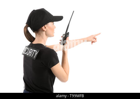 Agent de sécurité féminin avec émetteur radio portable sur fond blanc Banque D'Images