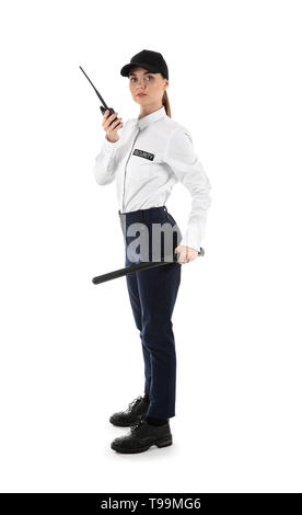Agent de sécurité féminin avec émetteur radio portable sur fond blanc Banque D'Images