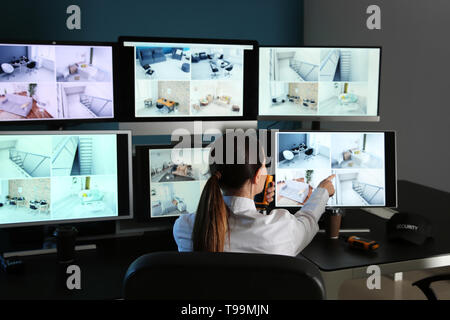 Garde de sécurité moderne de surveillance caméras CCTV dans la salle de surveillance Banque D'Images