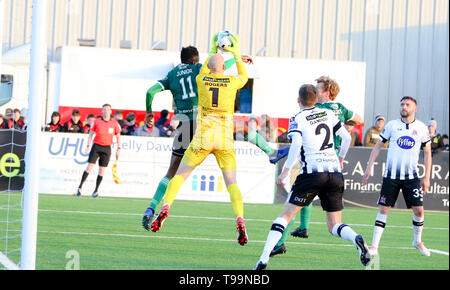 Dundalk GK Gary Rogers en tenant le ballon sur la tête d'un OGEDI JUNIOR de Derry City FC au cours de la Ligue Airtricity entre dispositif Dunda Banque D'Images