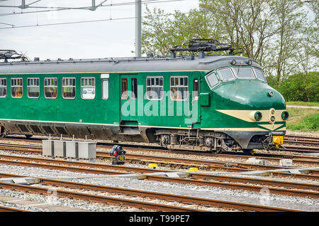 Nijmegen, Pays-Bas, 25 avril 2019 : classic green de fer néerlandais Mat'54 ou tête de chien train à la voie ferrée à côté de la gare ferroviaire principale de la ville Banque D'Images