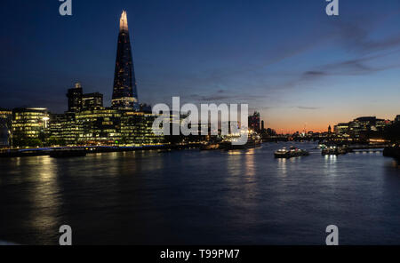 Paysage de Londres sur Tamigi dans la nuit Banque D'Images