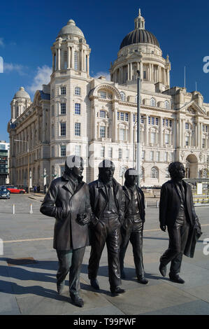 UK,Liverpool Beatles, statues et le port de Liverpool Building Banque D'Images