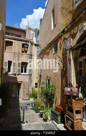 La pittoresque et ses rues colorées de la vieille ville de Marseille, en été. La France. Banque D'Images