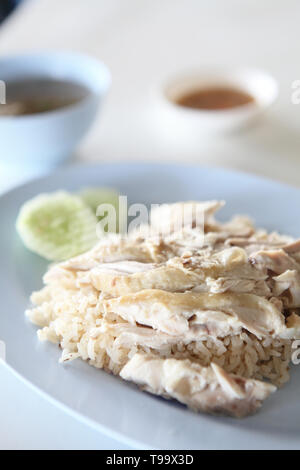 La nourriture thaïe poulet avec riz étuvé gastronomique , khao mun kai à fond de bois Banque D'Images