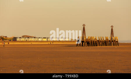 La plage à St Annes on sea dans le soleil du soir le quai avec le st annes des cabines de plage à l'arrière-plan Banque D'Images