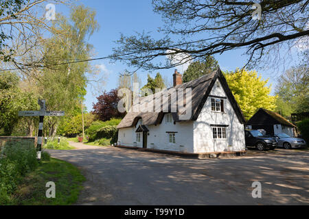 Bridge Cottage, un pittoresque, Grade II, bâtiment de chaume se trouve à un carrefour dans le joli petit village de Northamptonshire Winwick. Banque D'Images