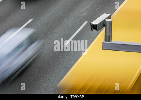 26.03.2019, Erkrath, Rhénanie du Nord-Westphalie, Allemagne - surveillance du trafic, les moniteurs de l'appareil photo la circulation sur l'autoroute A3, caméras surveillent le trafic Banque D'Images