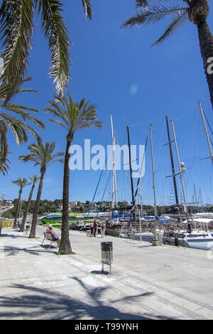 PORTO CRISTO, Majorque, Espagne - 16 MAI 2019 - zone du port et les petits bateaux amarrés sur une journée ensoleillée le 16 mai 2019 à Porto Cristo, Majorque, Espagne. Banque D'Images