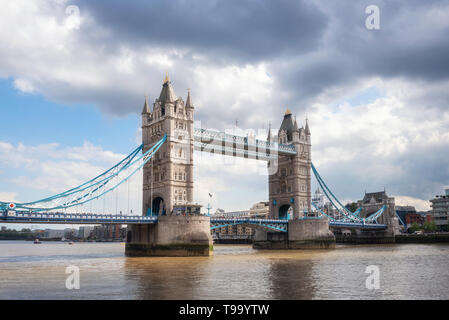 Tower Bridge à Londres sur une belle journée ensoleillée . Banque D'Images