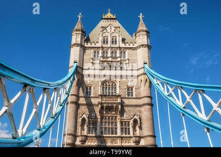 Tower Bridge à Londres sur une belle journée ensoleillée . Banque D'Images