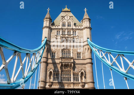 Tower Bridge à Londres sur une belle journée ensoleillée . Banque D'Images