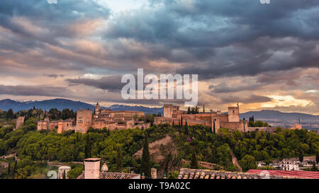 Alhambra pendant le coucher du soleil, vu de Mirador San Nicolás Banque D'Images