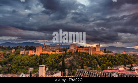 Alhambra pendant le coucher du soleil, vu de Mirador San Nicolás Banque D'Images