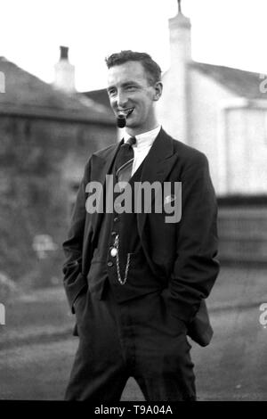 Un homme bien habillés c 1930 smikong un tuyau, gilet, pocket-watch et cravate Photo par Tony Henshaw Banque D'Images