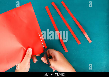 Diy 4 juillet piège toilettes manchon, papier, carton couleur bleu blanc rouge du drapeau américain. Idée de cadeau decor 4 Juillet, USA Date de l'indépendance. Étape par étape. À Banque D'Images