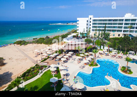 Ayia Napa, Chypre - 13 juin 2018 : Paysage d'Ayia Napa resort town à l'extrémité orientale de la côte sud de l'île de Chypre. Les gens reste près de Banque D'Images