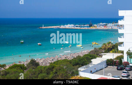 Ayia Napa, Chypre - 13 juin 2018 : paysage côtier d'Ayia Napa resort town à l'extrémité orientale de la côte sud de l'île de Chypre. Les touristes Banque D'Images