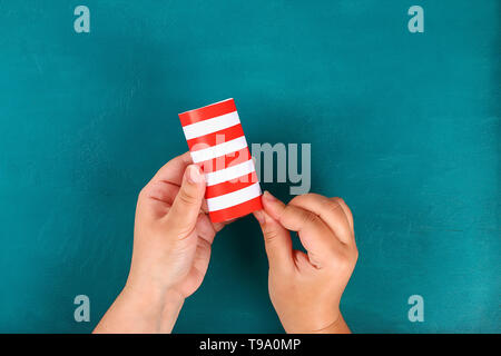 Diy 4 juillet piège toilettes manchon, papier, carton couleur bleu blanc rouge du drapeau américain. Idée de cadeau decor 4 Juillet, USA Date de l'indépendance. Étape par étape. À Banque D'Images