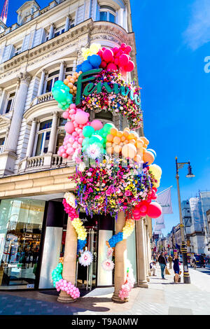 Sa façade est décorée de couleurs de Fenwick department store à Londres, Royaume-Uni Banque D'Images