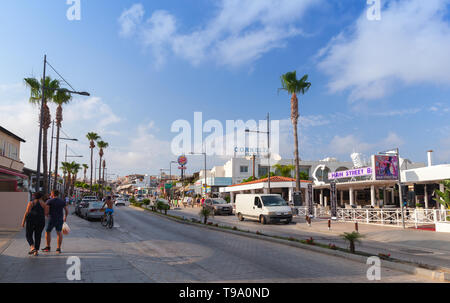 Ayia Napa, Chypre - 13 juin 2018 : les gens marcher sur la rue d'Ayia Napa resort town à l'extrémité orientale de la côte sud de l'île de Chypre Banque D'Images