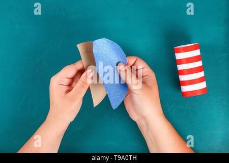 Diy 4 juillet piège toilettes manchon, papier, carton couleur bleu blanc rouge du drapeau américain. Idée de cadeau decor 4 Juillet, USA Date de l'indépendance. Étape par étape. À Banque D'Images