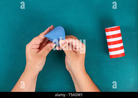 Diy 4 juillet piège toilettes manchon, papier, carton couleur bleu blanc rouge du drapeau américain. Idée de cadeau decor 4 Juillet, USA Date de l'indépendance. Étape par étape. À Banque D'Images