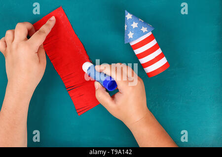 Diy 4 juillet piège toilettes manchon, papier, carton couleur bleu blanc rouge du drapeau américain. Idée de cadeau decor 4 Juillet, USA Date de l'indépendance. Étape par étape. À Banque D'Images