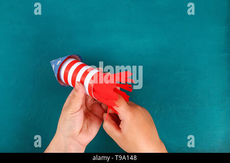 Diy 4 juillet piège toilettes manchon, papier, carton couleur bleu blanc rouge du drapeau américain. Idée de cadeau decor 4 Juillet, USA Date de l'indépendance. Étape par étape. À Banque D'Images