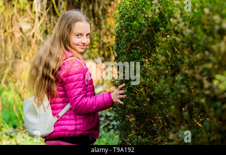 Maison de vacances de printemps. L'environnement vert. La beauté naturelle. Le bonheur de la petite enfance. bonne enfant en parc. été la nature. Petite fille passer du temps libre dans le parc. Le temps de vous détendre. Banque D'Images