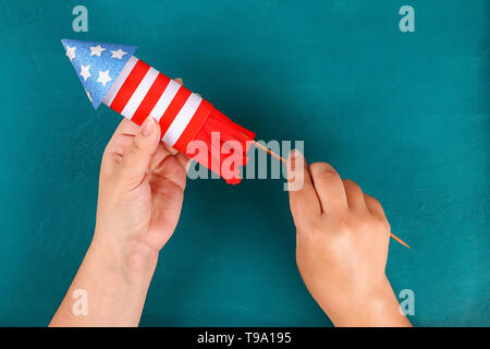 Diy 4 juillet piège toilettes manchon, papier, carton couleur bleu blanc rouge du drapeau américain. Idée de cadeau decor 4 Juillet, USA Date de l'indépendance. Étape par étape. À Banque D'Images